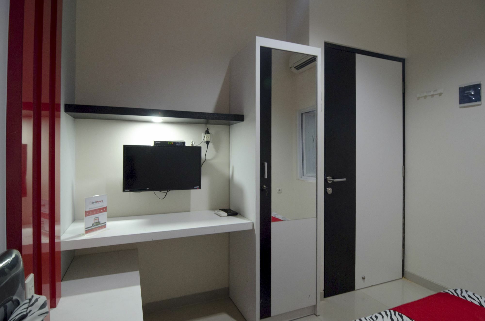 מלון סמאראנג Reddoorz Near Lawang Sewu מראה חיצוני תמונה