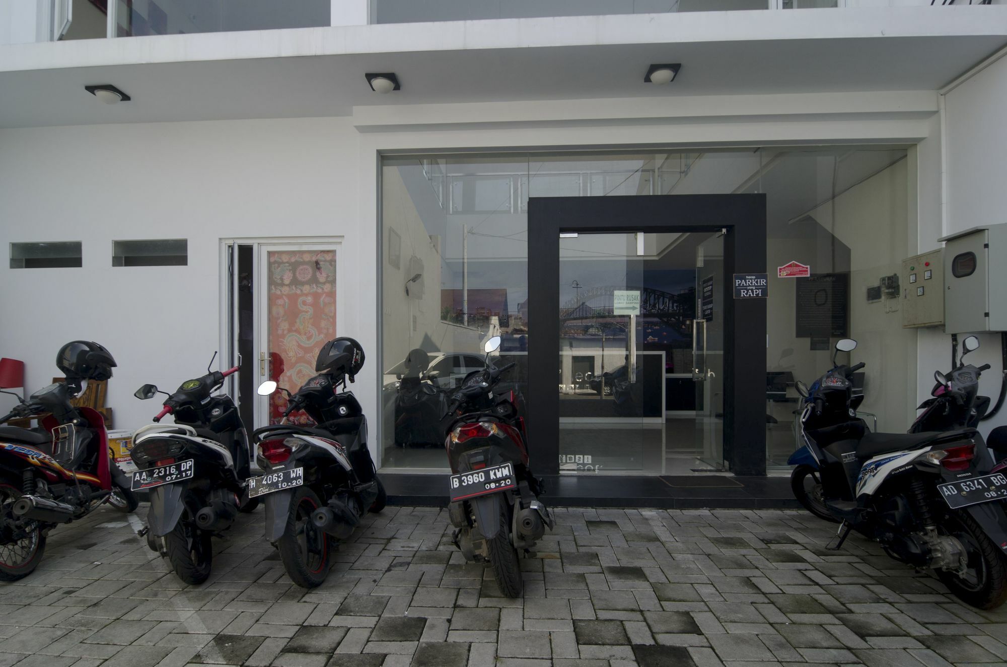 מלון סמאראנג Reddoorz Near Lawang Sewu מראה חיצוני תמונה