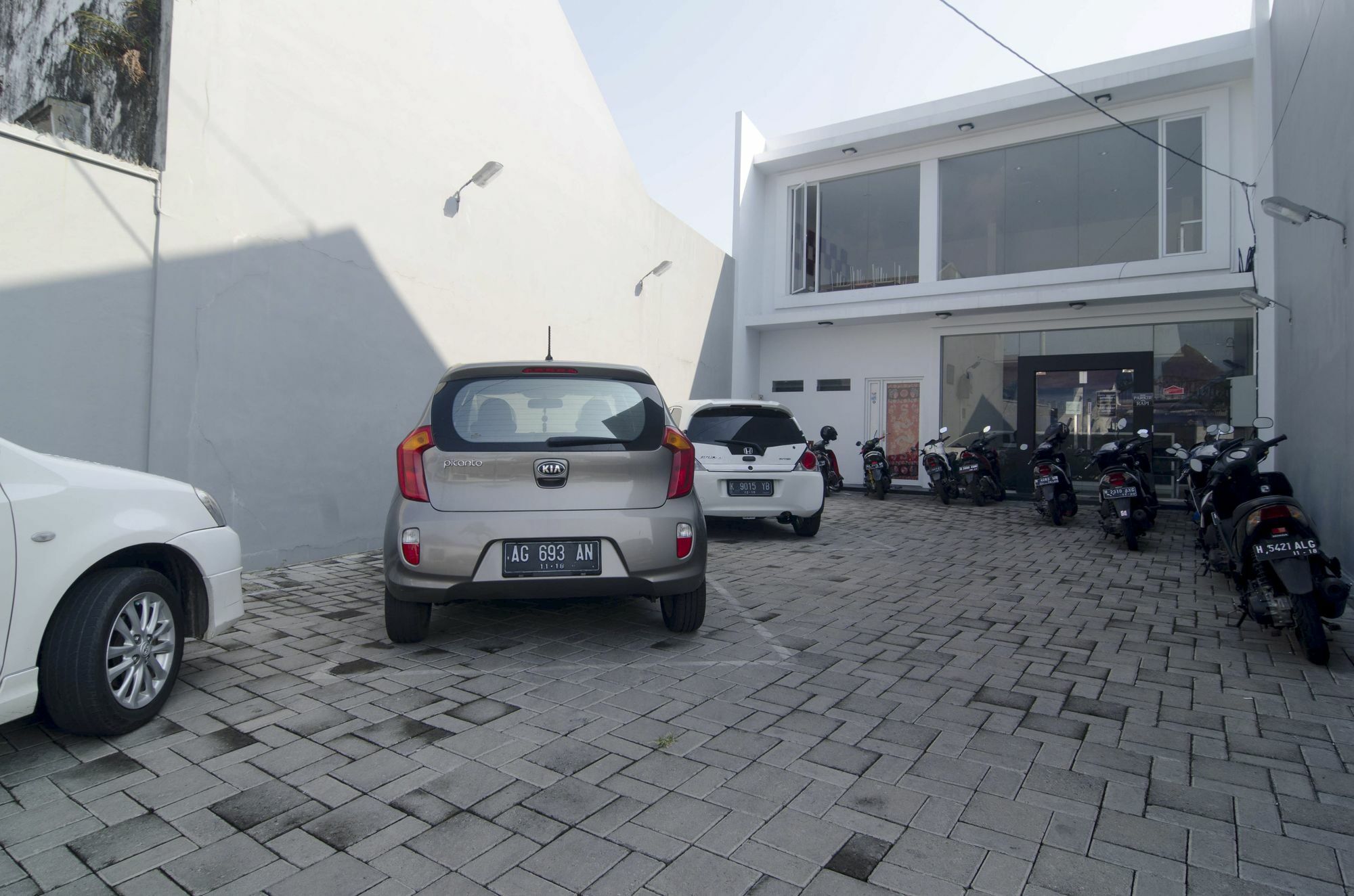 מלון סמאראנג Reddoorz Near Lawang Sewu מראה חיצוני תמונה